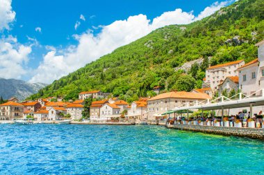 Perast, Karadağ - 28 Mayıs 2022: Karadağ 'ın Kotor Körfezi kıyısındaki tarihi Perast kasabasıyla güzel bir yaz manzarası 