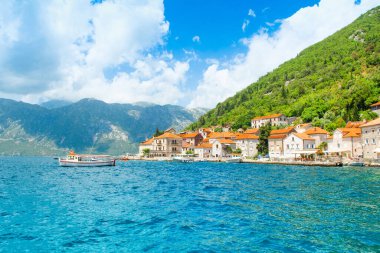 Perast, Karadağ - 28 Mayıs 2022: Karadağ 'ın Kotor Körfezi kıyısındaki tarihi Perast kasabasıyla güzel bir yaz manzarası 