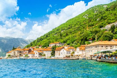 Perast, Karadağ - 28 Mayıs 2022: Boka Körfezi kıyısındaki tarihi Perast kasabasıyla güzel bir yaz manzarası - Kotor Körfezi