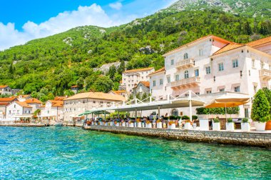 Perast, Karadağ - 28 Mayıs 2022: Karadağ 'ın Kotor Körfezi kıyısındaki tarihi Perast kasabasıyla güzel bir yaz manzarası 