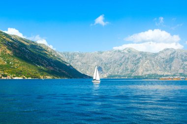 Kotor Körfezi kıyı şeridinin güzel yaz manzarası - Boka Körfezi, Karadağ