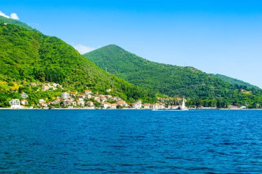 Kotor Körfezi kıyı şeridinin güzel yaz manzarası - Boka Körfezi, Karadağ