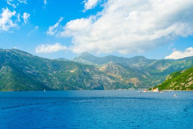 Kotor Körfezi kıyı şeridinin güzel yaz manzarası - Boka Körfezi, Karadağ