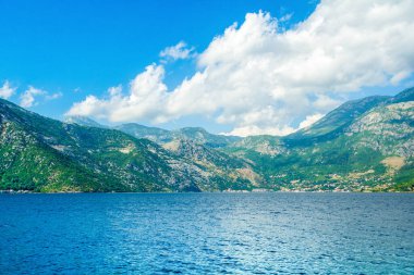 Kotor Körfezi kıyı şeridinin güzel yaz manzarası - Boka Körfezi, Karadağ