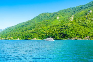 Kotor Körfezi kıyı şeridinin güzel yaz manzarası - Boka Körfezi, Karadağ