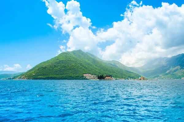 Kotor Körfezi kıyı şeridinin panoramik manzarası - Boka Körfezi, Karadağ 'daki adalardaki Romalı Katolik Meryem Kilisesi ve Aziz George Benedictine manastırı manzaralı