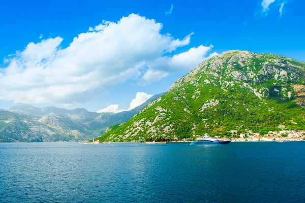 Kotor Körfezi kıyı şeridinin güzel yaz manzarası - Boka Körfezi, Karadağ