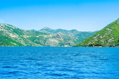 Kotor Körfezi kıyı şeridinin güzel yaz manzarası - Boka Körfezi, Karadağ