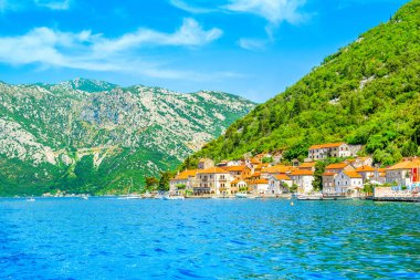 Perast, Karadağ - 28 Mayıs 2022: Karadağ 'ın Kotor Körfezi kıyısındaki tarihi Perast kasabasıyla güzel bir yaz manzarası 