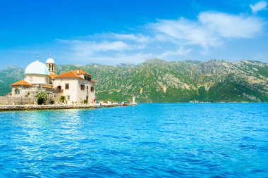 Perast, Karadağ - 28 Mayıs 2022: Kotor Körfezi kıyı şeridinin manzarası - Boka Körfezi Romalı Katolik Kilisesi 'nin Rocks Lady of the Rocks' u