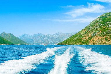 Kotor Körfezi kıyı şeridinin güzel yaz manzarası - Boka Körfezi, Karadağ