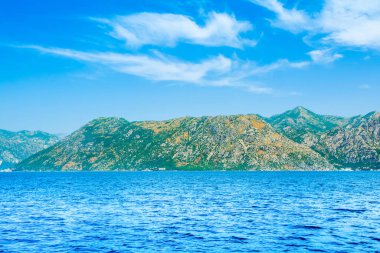Kotor Körfezi kıyı şeridinin güzel yaz manzarası - Boka Körfezi, Karadağ