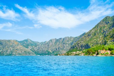 Kotor Körfezi kıyı şeridinin güzel yaz manzarası - Boka Körfezi, Karadağ
