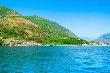 Kotor Körfezi kıyı şeridinin güzel yaz manzarası - Boka Körfezi, Karadağ