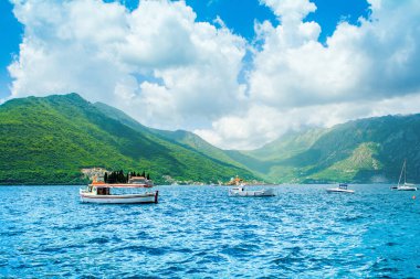 Perast, Karadağ - 28 Mayıs 2022: Kotor Körfezi kıyı şeridinin güzel yaz manzarası - Boka Körfezi