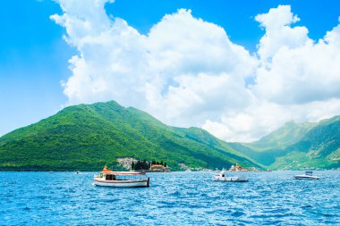Perast, Karadağ - 28 Mayıs 2022: Kotor Körfezi kıyı şeridinin güzel manzarası - Boka Körfezi, Karadağ