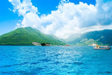 Kotor Körfezi kıyı şeridinin güzel yaz manzarası - Boka Körfezi, Karadağ