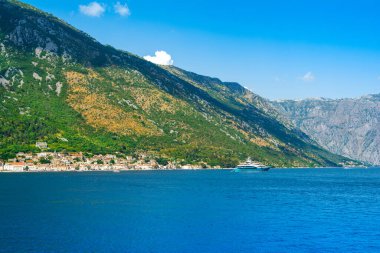 Kotor Körfezi kıyı şeridinin güzel yaz manzarası - Boka Körfezi, Karadağ