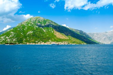 Perast, Karadağ - 28 Mayıs 2022: Kotor Körfezi kıyı şeridinin güzel manzarası - Boka Körfezi, Karadağ