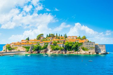 Karadağ 'ın Sveti Stefan kentinin manzarasıyla Budva Riviera' daki Adriyatik kıyılarının güzel yaz manzarası