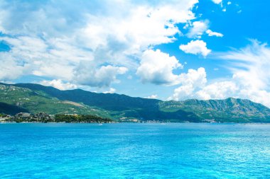 Karadağ 'ın Adriyatik Denizi kıyısındaki Budva kentindeki Zavala Yarımadası' nın güzel yaz manzarası