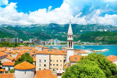 Budva, Karadağ - 30 Haziran 2021: Budva limanının güzel panoramik yaz manzarası
