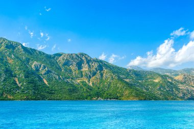 Kotor Körfezi kıyı şeridinin güzel yaz manzarası - Boka Körfezi, Karadağ