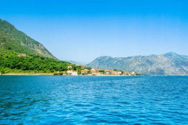 Kotor Körfezi kıyı şeridinin güzel yaz manzarası - Boka Körfezi, Karadağ