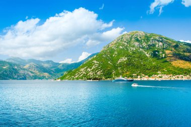 Kotor Körfezi kıyı şeridinin güzel yaz manzarası - Boka Körfezi, Karadağ