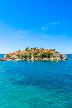 Karadağ 'ın Sveti Stefan kentinin manzarasıyla Budva Riviera' daki Adriyatik kıyılarının güzel yaz manzarası