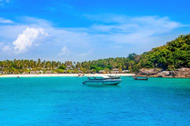 Phuket, Tayland - 10 Ağustos 2022 Hint Okyanusu kıyılarının Phuket adasındaki güzel manzarası yat ve tekneleri ile