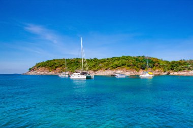 Phuket, Tayland - 10 Ağustos 2022 Hint Okyanusu kıyılarının Phuket adasındaki güzel manzarası yat ve tekneleri ile