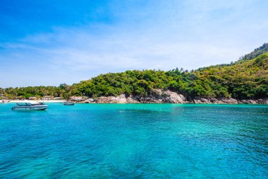 Phuket, Tayland - 10 Ağustos 2022 Hint Okyanusu kıyılarının Phuket adasındaki güzel manzarası yat ve tekneleri ile