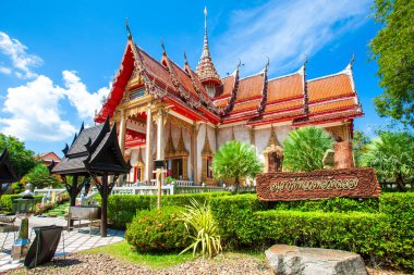 Phuket, Tayland - 22 Şubat 2022: Phuket 'in en büyük Budist Tapınağı Wat Chalon' daki pagoda manzarası