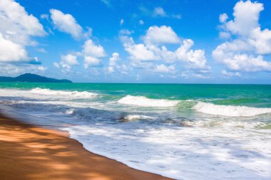 Tayland 'ın Phuket adasında kumlu bir plajı olan Hint Okyanusu' nun güzel manzarası.