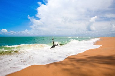 Tayland 'ın Phuket adasında kumlu bir plajı olan Hint Okyanusu' nun güzel manzarası.
