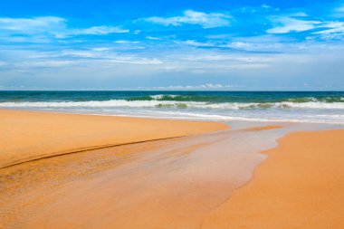 Tayland 'ın Phuket adasında kumlu bir plajı olan Hint Okyanusu' nun güzel manzarası.
