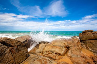 Tayland 'ın Phuket adasında kumlu bir plajı olan Hint Okyanusu' nun güzel manzarası.