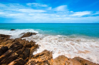 Tayland 'ın Phuket adasında kayalık bir plajı olan Hint Okyanusu' nun güzel manzarası.