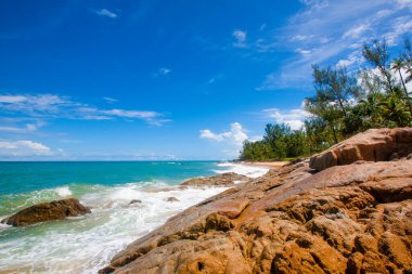 Tayland 'ın Phuket adasında kayalık bir plajı olan Hint Okyanusu' nun güzel manzarası.