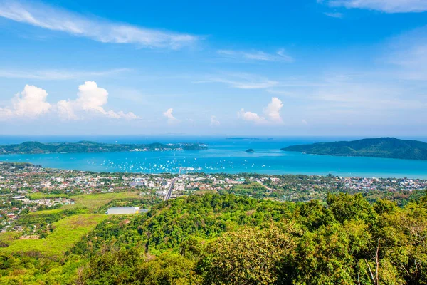 Hint Okyanusu 'nun, Phuket Adası' nın, Tayland 'ın tropikal kıyılarının güzel manzarası