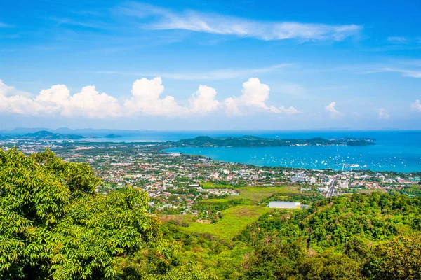 Hint Okyanusu 'nun, Phuket Adası' nın, Tayland 'ın tropikal kıyılarının güzel manzarası