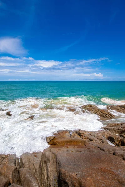 Tayland 'ın Phuket adasında kayalık bir plajı olan Hint Okyanusu' nun güzel manzarası.