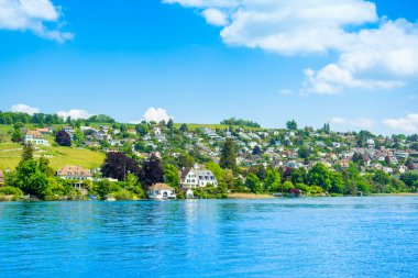 Zürih, İsviçre - 14 Mayıs 2022 Zürih Gölü manzaralı güzel bir yaz manzarası