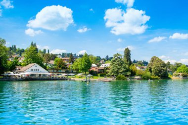 Zürih, İsviçre - 14 Mayıs 2022 Zürih Gölü kıyılarının güzel yaz manzarası