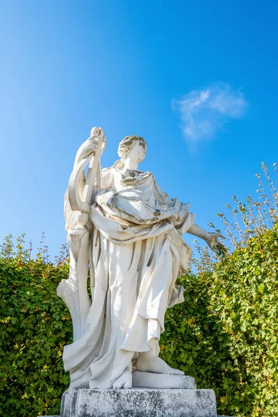 ウィーン オーストリア 2022年9月7日 ベルヴェデーレ宮殿の庭の古い像 — ストック写真