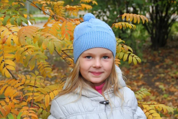 Vacker tjej med blont hår och blå ögon — Stockfoto