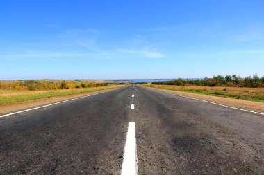 Yol ve gökyüzüyle yaz manzarası