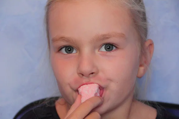 Belle petite fille mangeant de la viande sucrée — Photo