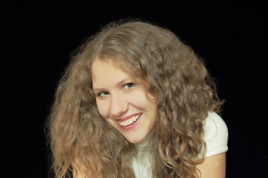 uzun kahverengi doğa saçlı genç kadın